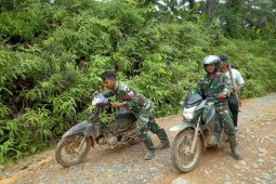 Lihat sepeda motor warga mogok, ini dilakukan prajurit TMMD