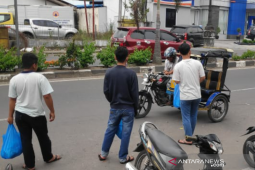 Prihatin dampak COVID-19, pemuda di Takengon bagi nasi kota ke abang becak