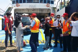 Simpatisan PDIP Situbondo bagikan minuman "empon-empon" kepada penumpang kapal