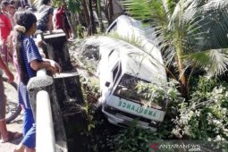 Tiga paramedis COVID-19 luka-luka saat ambulans kecelakaan dan nyaris masuk sungai