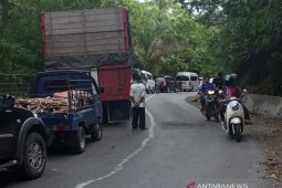 Truk tangki terperosot ke jurang gunung Kulu, Aceh Besar