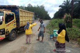 Perangkat Desa Bumi Asih, Kotabaru gunakan APD standar