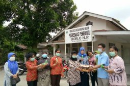 Tangkal COVID-19, Kagama bagikan hand sanitizer kepada  masyarakat