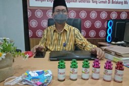 STIKes Kapuas Raya produksi masker untuk dibagikan pada masyarakat cegah COVID-19