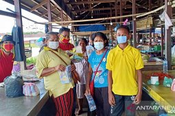 Pemuda Katolik Kepulauan Tanimbar bagikan masker dan Vitamin C cegah Corona