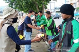 ULM bagikan hand sanitizer dan disinfektan bahan herbal
