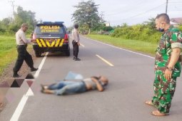 Seorang warga ditemukan tewas bersimbah darah di pinggir jalan