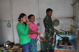 Praka Yamin belajar memasak dengan warga