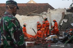 Dua orang tewas tertimpa bangunan roboh di Surabaya