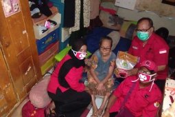 PDIP Surabaya distribusikan paket beras kepada warga terdampak COVID-19
