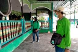 PHD bantu penyemprotan disinfiktan ke tempat ibadah dan sekolah