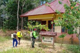 Satgas Pamtas lakukan penyemprotan disinfektan di dua dusun perbatasan