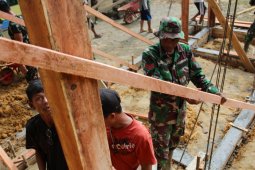 Prajurit Satgas bangun pondasi sarana pendukung masjid