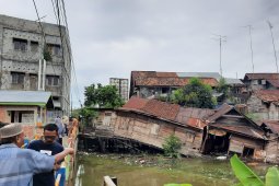 Rumah warga roboh akibat hujan deras