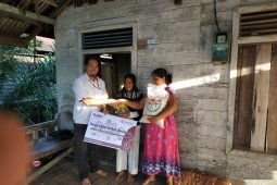 ANTARA berbagi sembako ke warga tidak mampu