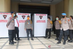 Gegana Brimob Jambi bikin bilik antiseptik untuk ditempatkan di jalur perbatasan