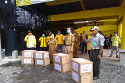 Golkar Kalsel serahkan APD corona kepada tiga RSUD