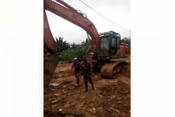 Prajurit TMMD "kebut" pengerjaan jalan menuju Dusun Bukong