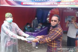 Cegah Corona, Anggota DPRD HSS Nasdem bagikan ribuan masker gratis