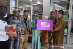 Kubu Raya bagikan paket sembako kepada masyarakat terdampak COVID-19