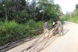 Peduli sesama, prajurit TMMD ini bantu warga ikat kayu