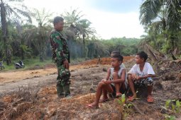Prajurit TMMD akrab sama anak-anak