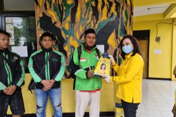 Politikus Golkar bagikan 5 ton beras ke warga Kota Surabaya