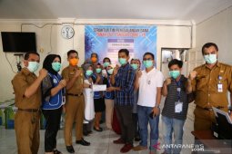 Bupati Tanah Laut menyerahkan gajinya untuk penanganan COVID-19