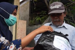 Ratusan paket sembako dibagikan kepada masyarakat terdampak COVID-16 di Surabaya
