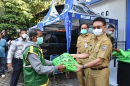 Pontianak berikan sembako kepada 102 juru parkir terdampak COVID-19