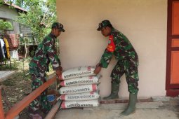 Prajurit TMMD droping material semen ke lokasi