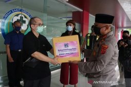 Kapolres serahkan bantuan APD Bhayangkari ke RSUD Cianjur