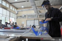 Mahasiswa Politeknik Negeri Sriwijaya memproduksi pelindung wajah