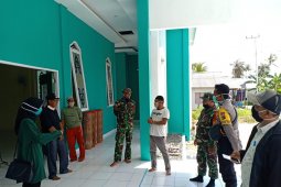Bersama relawan, Hj Norhaida bantu masker dan desinfektan