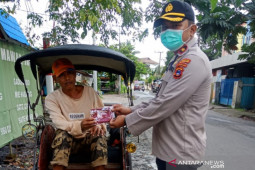 Kapolsekta Banjarmasin Tengah bagikan 200 masker ke masyarakat