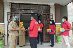 Polres Bangka Barat salurkan bantuan suplemen kepada tenaga kesehatan