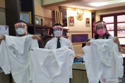 FK Unair sumbang ratusan baju hazmat bisa pakai ulang ke RSUD Dr Soetomo