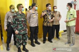 Petugas gabungan TNI-Polri patroli "physical distancing" pabrik di Bogor