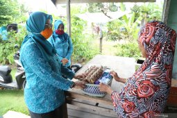 PKK bagikan sembako gratis dan masker ke lansia
