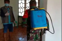 Babinsa Koramil 426-03/Rawajitu bersama warga semprot disinfektan untuk cegah penularan COVID-19