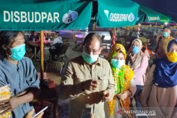 Bupati bagikan masker pengunjung Siring Laut