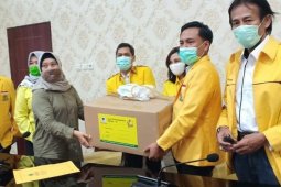 Golkar bantu ratusan APD dokter dan tenaga medis ke Pemkot Surabaya