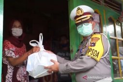 Dirlantas Polda Kalsel bagikan sembako bagi warga terdampak COVID-19