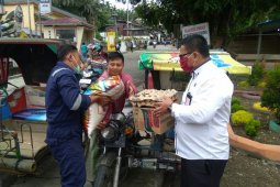RSUD Gunungsitoli bagikan sembako kepada  penarik becak