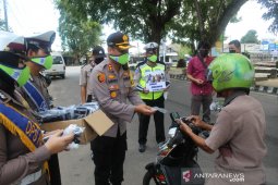 Antisipasi penyebaran COVID-19, Polres Bangka Tengah edukasi pengendara