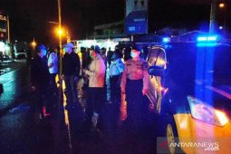 Cegah COVID-19, hujan tak halangi personel Polres Tapsel patroli kerumunan massa