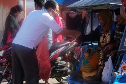 Wabup Gorontalo Utara bagikan masker di pasar tradisional Moluo