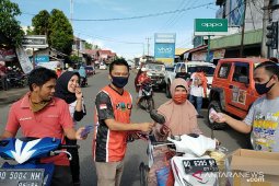 Komunitas rakyat Mukomuko bagikan ribuan masker gratis