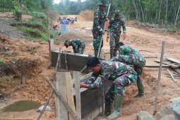 Prajurit Satgas TMMD 'kebut' pengecoran kupingan gorong-gorong