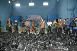 IPDN bagikan 1.700 paket sembako untuk warga terdampak darurat COVID-19 di Sumedang